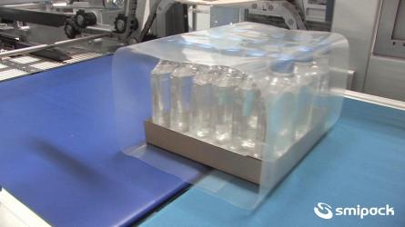 Упаковка плоских бутылок в Smipack XP650 ARX-T: пять операций в одной упаковочной машине